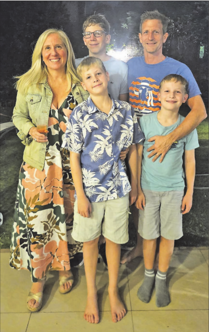 Familienbild: Gabriela und Simon Keller mit ihren drei Söhnen. Familienbild: Gabriela und Simon Keller mit ihren drei Söhnen.