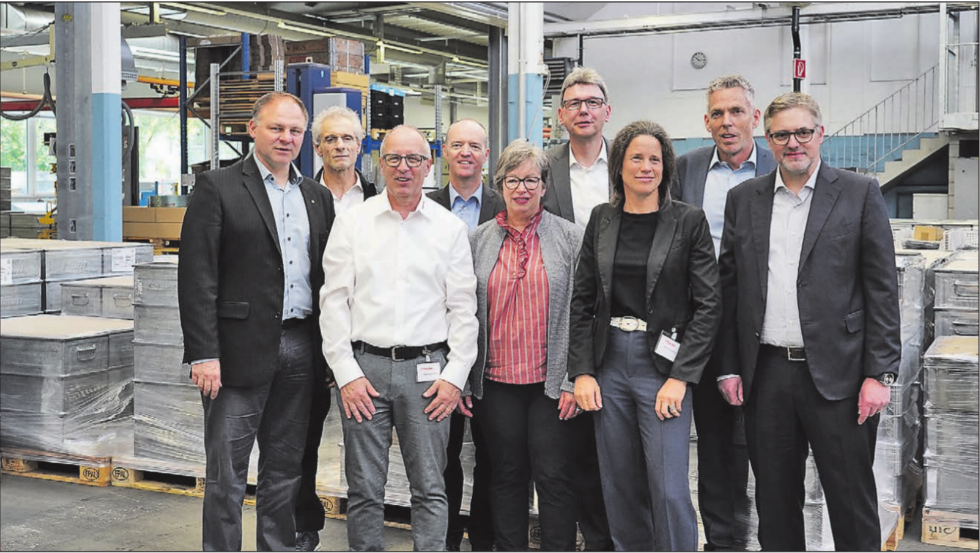 Der Kanton will mit regelmässigen Besuchen den direkten Austausch mit den mittelgrossen Unternehmen pflegen: (v. l.) Dieter Camenzind (Fischer Finanzchef); Paolo Dabraio (Geschäftsführer der Fischer Rista); Gemeindeammann Julius Giger; Ueli Häcki (Leiter Amt für Wirtschaft und Arbeit); Frau Gemeindeammann Ursula Friederich; Dieter Egli, Verena Rohrer (Kantonale Leiterin der Standortförderung); Sascha Dätwyler (Geschäftsführer der Fischer) und Peter Fischer (Verwaltungsratspräsident). - Das Bild wird blockiert. – Möglicherweise durch einen aktiven Adblocker.