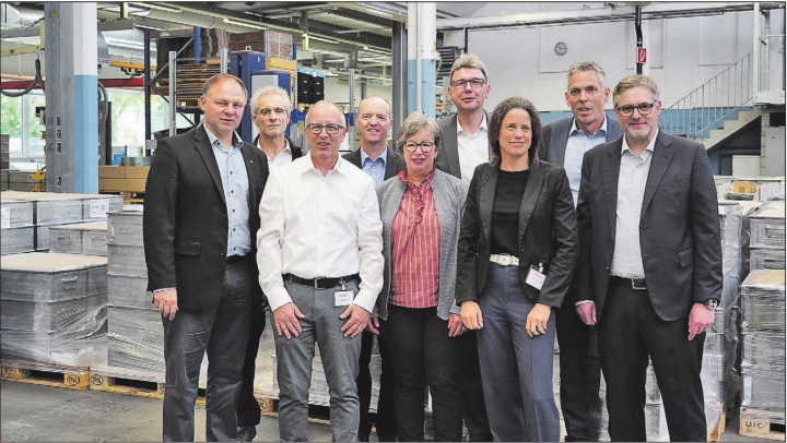 Der Kanton will mit regelmässigen Besuchen den direkten Austausch mit den mittelgrossen Unternehmen pflegen: (v. l.) Dieter Camenzind (Fischer Finanzchef); Paolo Dabraio (Geschäftsführer der Fischer Rista); Gemeindeammann Julius Giger; Ueli Häcki (Leiter Amt für Wirtschaft und Arbeit); Frau Gemeindeammann Ursula Friederich; Dieter Egli, Verena Rohrer (Kantonale Leiterin der Standortförderung); Sascha Dätwyler (Geschäftsführer der Fischer) und Peter Fischer (Verwaltungsratspräsident).