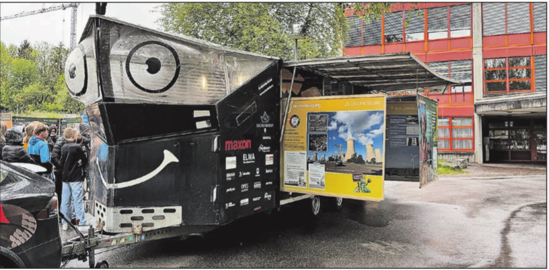 Der weltberühmte SolarButterfly vor dem Oberstufenschulhaus Menzo in Menziken. (Bild: zVg.) - Das Bild wird blockiert. – Möglicherweise durch einen aktiven Adblocker.