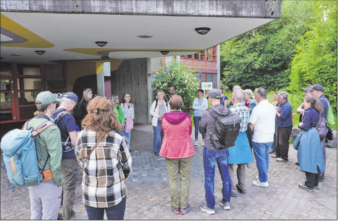 Grosses Interesse: Über 25 Personen wollten mehr über die Insektenwelt erfahren. Grosses Interesse: Über 25 Personen wollten mehr über die Insektenwelt erfahren.