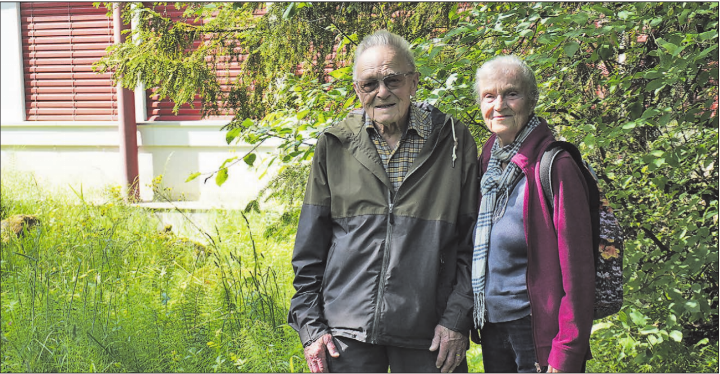 In «ihrem» Biotop: Kari und Heidi Hirt hatten vor 50 Jahren die Idee für ein «grünes» Schulzimmer.(Bild: Melanie Köchli)
