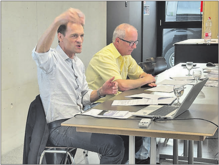 «Impuls Zusammenleben aargauSüd»: Geschäftsleiter Peter Walz erklärt, während Präsident Jules Giger zuhört. (Bilder: zVg.)