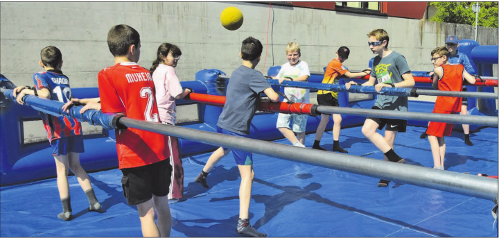Auch für die Zuschauer ein Spektakel: Fussballspiel einmal anders. Trendige Turnschuhe gehen nicht, hier wird in Socken gespielt. (Bilder: Frieda Steffen) Auch für die Zuschauer ein Spektakel: Fussballspiel einmal anders. Trendige Turnschuhe gehen nicht, hier wird in Socken gespielt. (Bilder: Frieda Steffen)