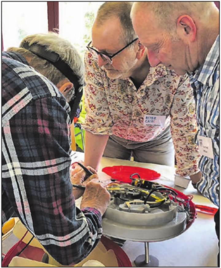 Reparieren ist Teamarbeit. (Bild: Jürg Hochuli)