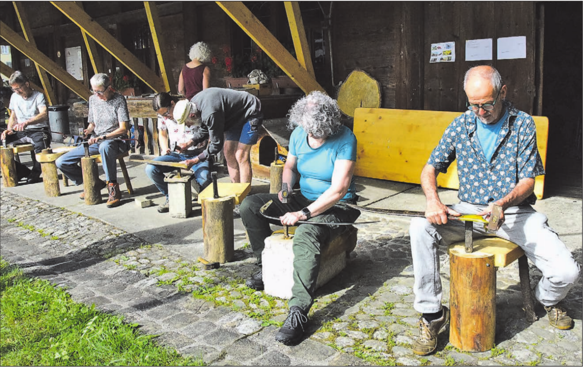 Ein schönes Bild am Samstagmorgen: Die Kursteilnehmenden sind konzentriert an der Arbeit. Schade, dass man das in der Zeitung nicht hören kann. (Bilder: Frieda Steffen) - Das Bild wird blockiert. – Möglicherweise durch einen aktiven Adblocker.