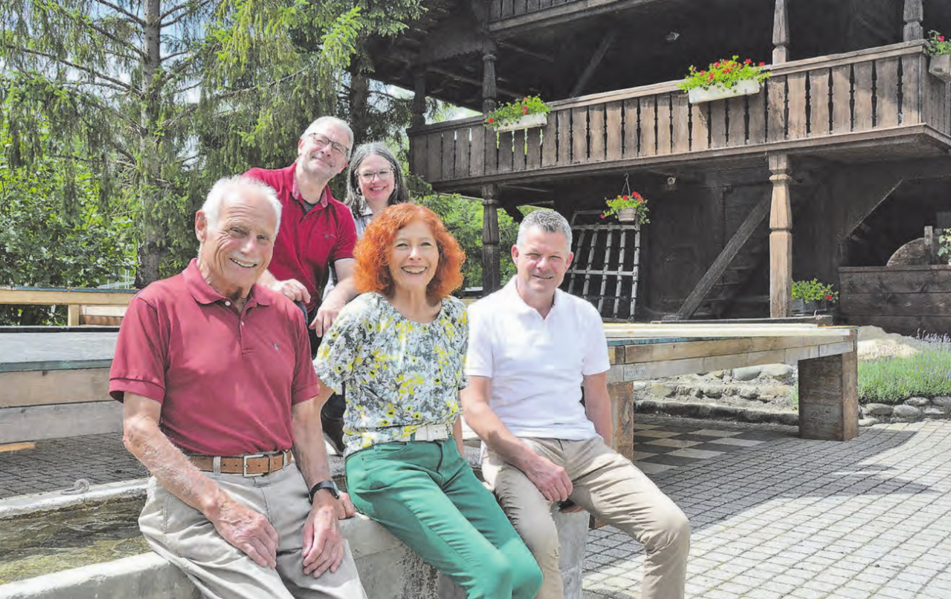 Die Bühne im Hintergrund steht zu gewissen Teilen schon, die Vorfreude ist spürbar. Von links: Ulrich Fischer, Sven und Sabine Bachmann, Hanna Matti und Jürg Meyer. (Bild: Annemarie Keusch) - Das Bild wird blockiert. – Möglicherweise durch einen aktiven Adblocker.