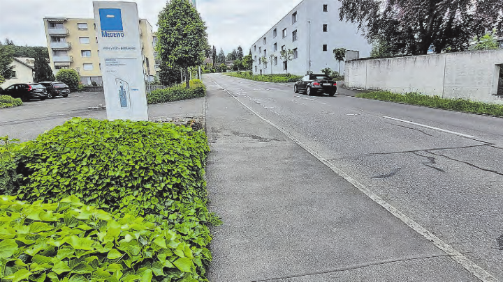 Für mehr Sicherheit: Hier, auf der Höhe der Firma Medewo, ist einer von zwei Zebrastreifen samt Mittelinsel geplant, die Strasse wird dafür verbreitert. (Bild: Chregi Hansen)