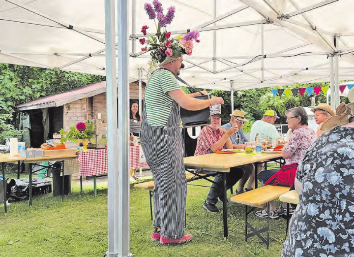 Fröhliche Gemeinschaft: Die Lebensgemeinschaft Katzenhübel sorgte beim sommerlichen Wetter für kühlen Schatten. (Bilder: zVg.)
