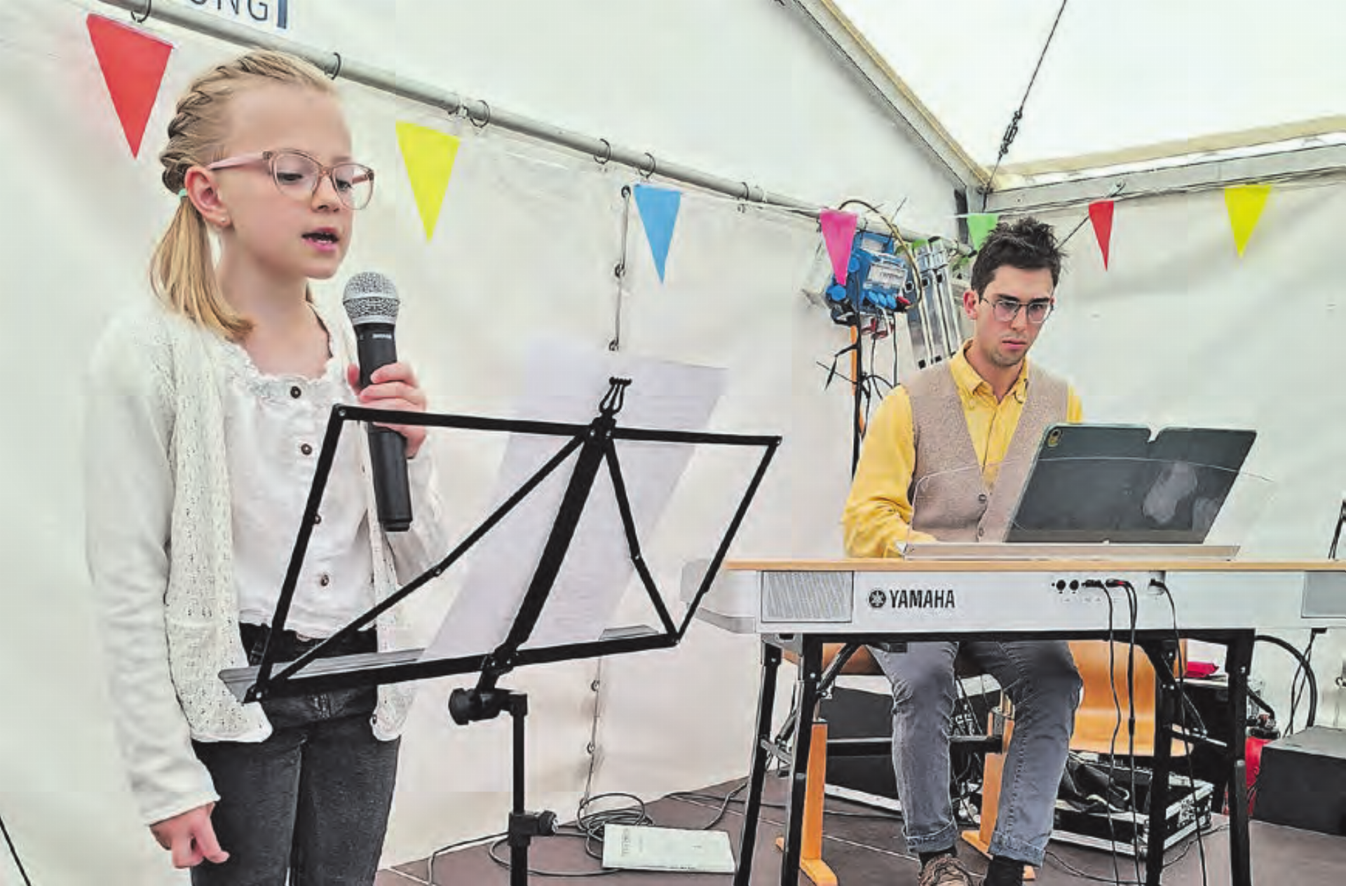 Es darf auch mal fein und leise sein: Sarah Bryner und Giovanni De Benedetti schmückten den Gottesdienst mit ihrer Musik. (Bild: zVg.) - Das Bild wird blockiert. – Möglicherweise durch einen aktiven Adblocker.