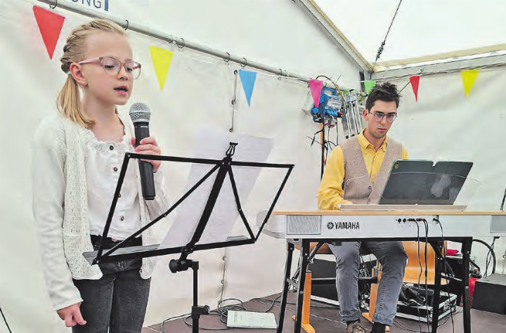 Es darf auch mal fein und leise sein: Sarah Bryner und Giovanni De Benedetti schmückten den Gottesdienst mit ihrer Musik. (Bild: zVg.) Es darf auch mal fein und leise sein: Sarah Bryner und Giovanni De Benedetti schmückten den Gottesdienst mit ihrer Musik. (Bild: zVg.)