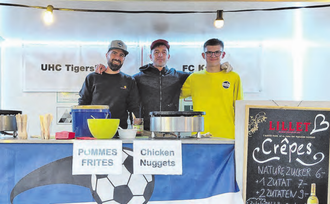 Coole Zusammenarbeit für heisse Pommes: Unihockeyaner der Tigersharks und ein Fussballer des FC Kulm am gemeinsamen Food-Stand. Coole Zusammenarbeit für heisse Pommes: Unihockeyaner der Tigersharks und ein Fussballer des FC Kulm am gemeinsamen Food-Stand.