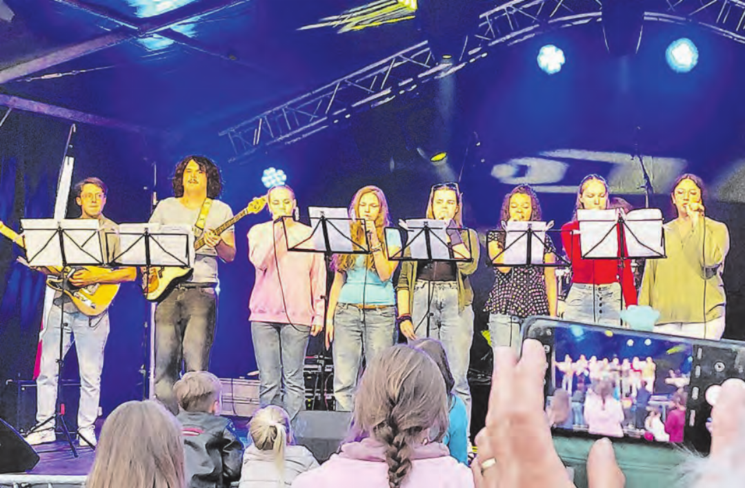 Die jungen Sängerinnen glänzten und sorgten mit ihren Songs für Gänsehautmomente. Die jungen Sängerinnen glänzten und sorgten mit ihren Songs für Gänsehautmomente.