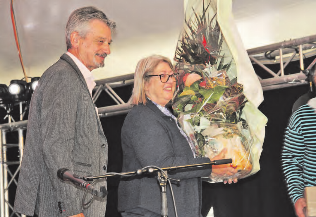 Frau Gemeindeammann Hannelore Zingg durfte aus dem Partnerort Leimbach im Elsass eine schöne Ehrentafel entgegennehmen. Frau Gemeindeammann Hannelore Zingg durfte aus dem Partnerort Leimbach im Elsass eine schöne Ehrentafel entgegennehmen.
