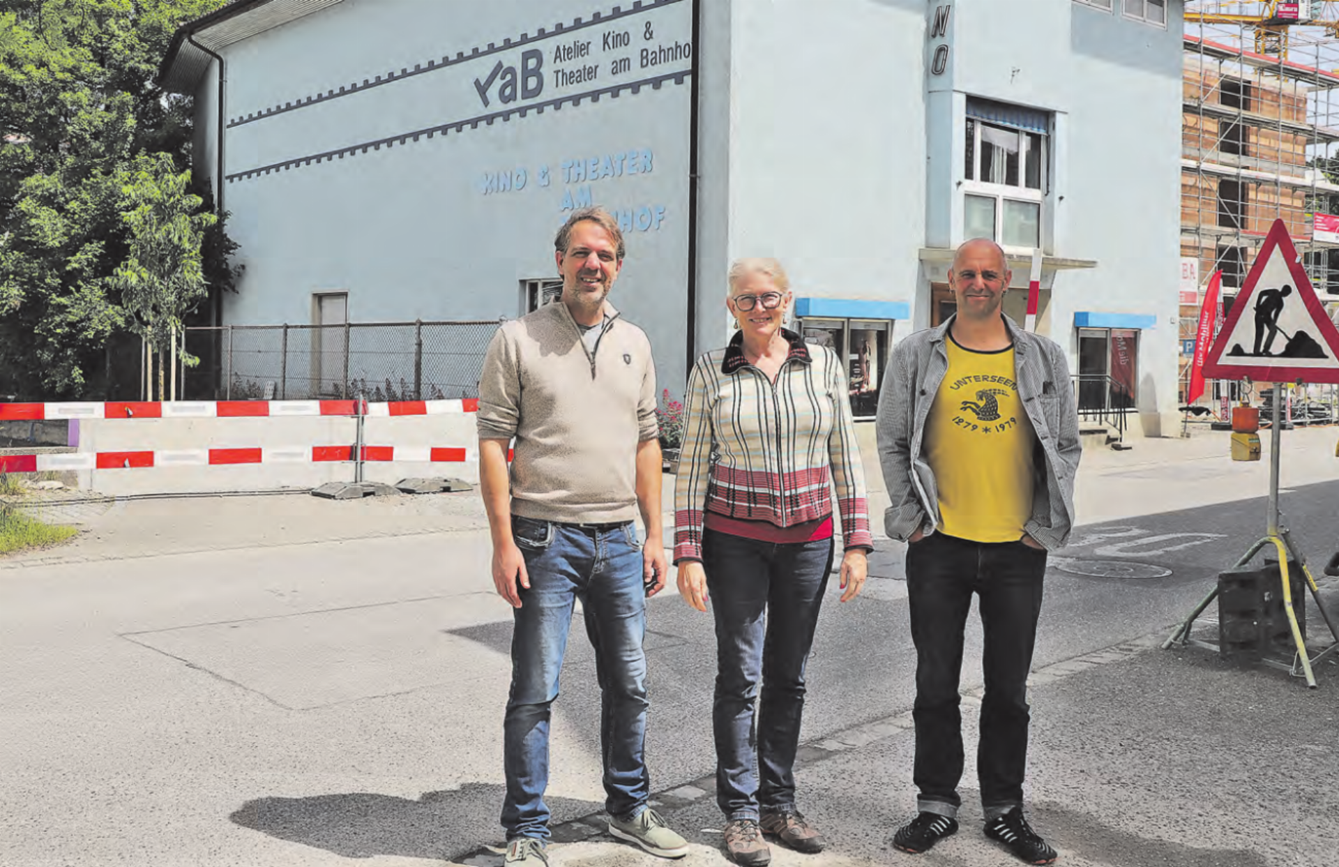 Mit gefestigten Strukturen, Kooperationen und neuen Nachbarn wollen sie ein offenes Kulturhaus betreiben: Stefan Jablonski, Daniela Eggs und Roland Schmid (v.l.) sind gemeinsam für die operativen Geschäfte im Theater am Bahnhof zuständig. (Bild: Remo Conoci) - Das Bild wird blockiert. – Möglicherweise durch einen aktiven Adblocker.