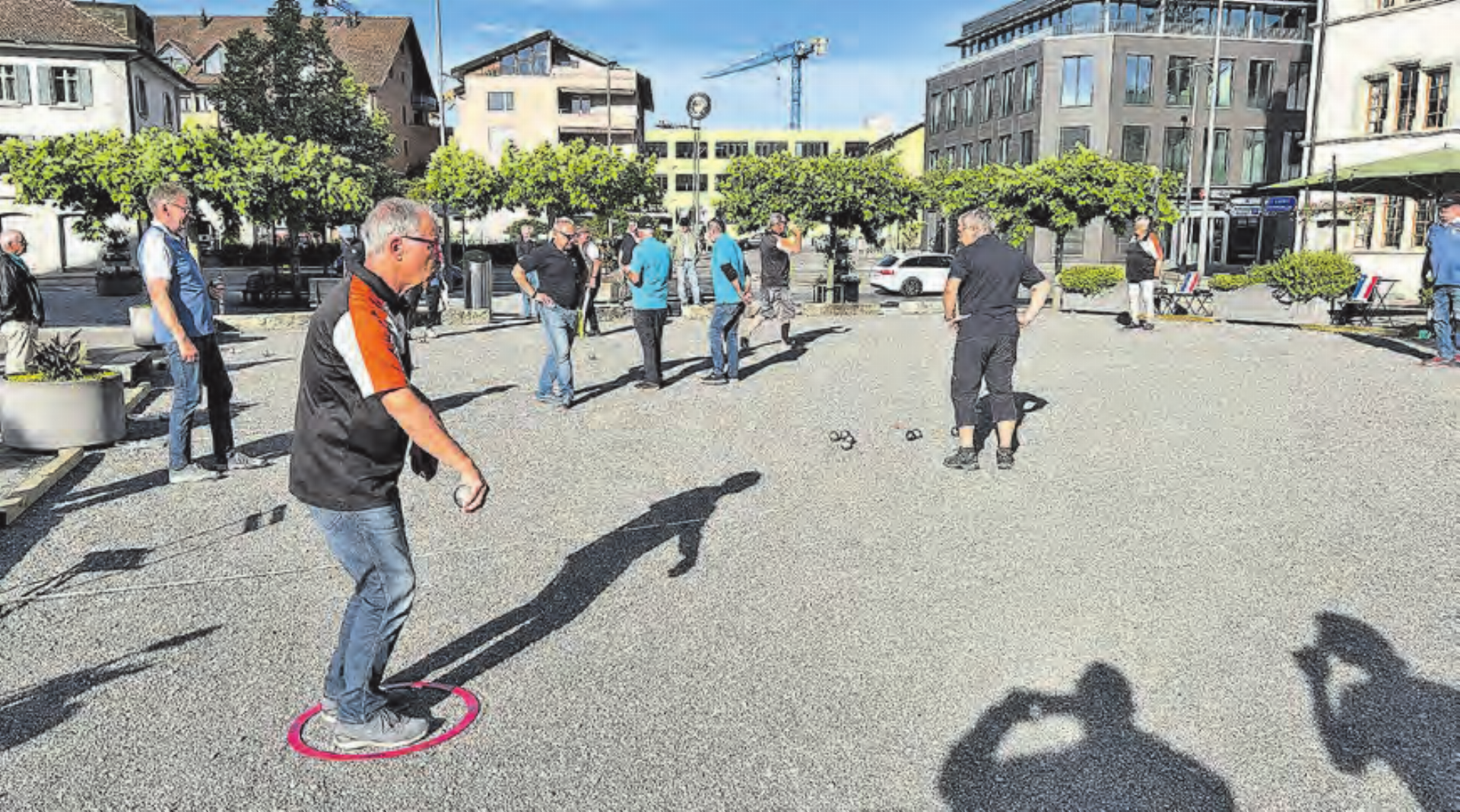Trotz regem Treiben auf dem Platz ist Konzentration beim Wurf der Kugeln angesagt. (Bild: zVg.) - Das Bild wird blockiert. – Möglicherweise durch einen aktiven Adblocker.