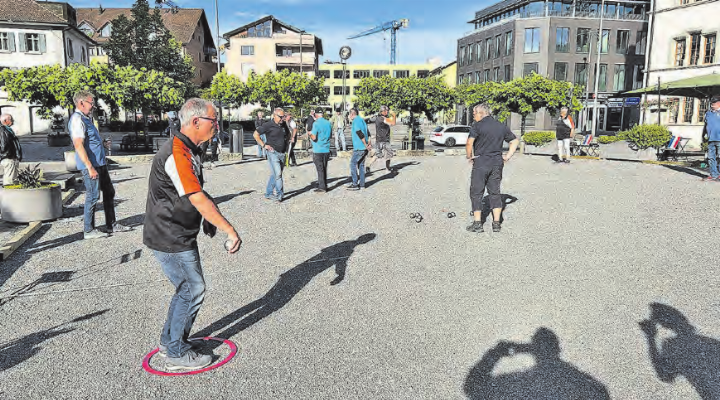 Trotz regem Treiben auf dem Platz ist Konzentration beim Wurf der Kugeln angesagt. (Bild: zVg.)