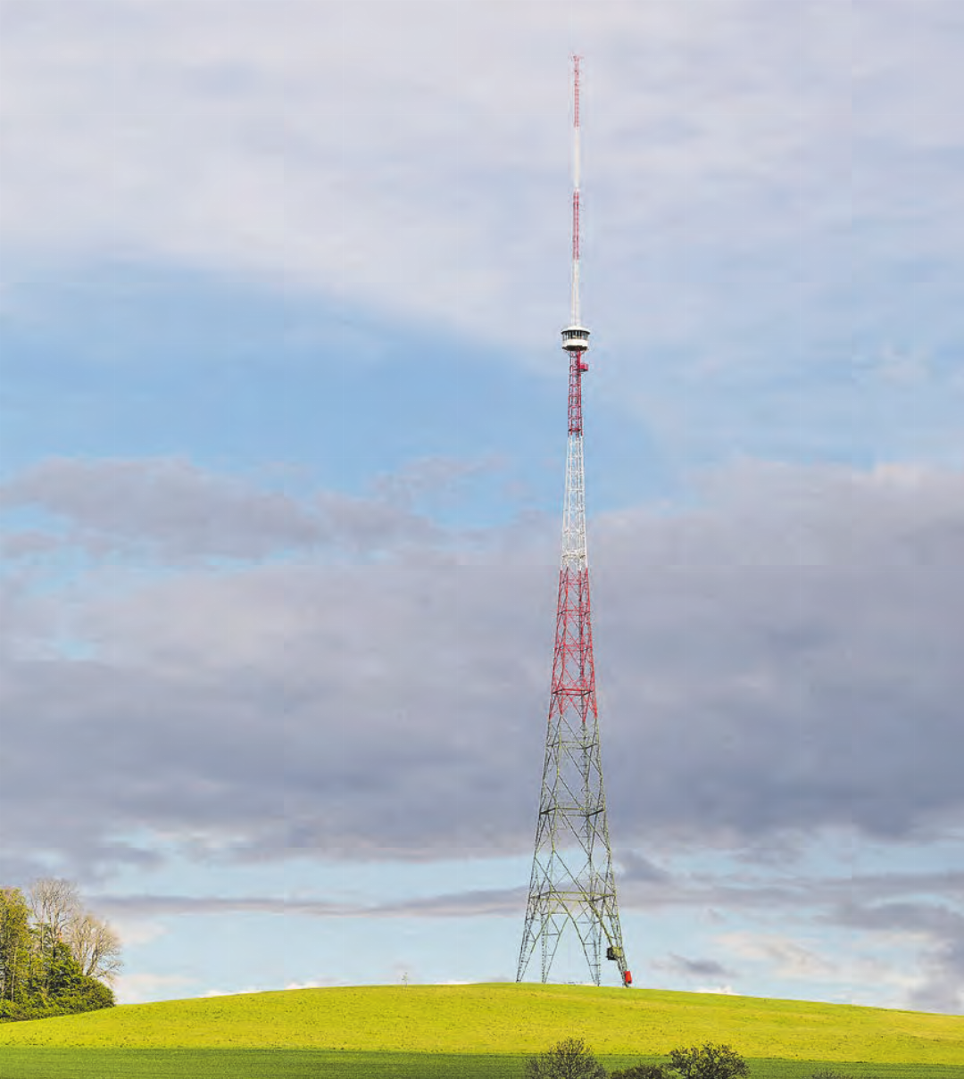 Im Jahr 1937 erbaut, seit 2021 ein Kunstwerk: Der weitherum sichtbare, 216 Meter hohe Blosenbergturm. (Bild: iStock.com/Frizi) Im Jahr 1937 erbaut, seit 2021 ein Kunstwerk: Der weitherum sichtbare, 216 Meter hohe Blosenbergturm. (Bild: iStock.com/Frizi)