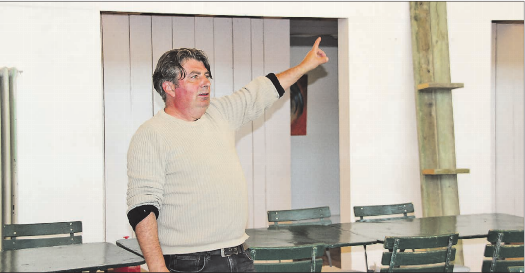 Bringt neues Leben ins KKLB: Heinz Marti zeigt einer Besuchergruppe die Räume des Betriebsgebäudes. Bringt neues Leben ins KKLB: Heinz Marti zeigt einer Besuchergruppe die Räume des Betriebsgebäudes.