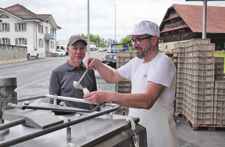 Landwirt Toni Habermacher aus Rickenbach liefert die Milch seiner Schafe an. Käsermeister Franz Scheuber nimmt eine Probe. (Bilder: René Fuchs) Landwirt Toni Habermacher aus Rickenbach liefert die Milch seiner Schafe an. Käsermeister Franz Scheuber nimmt eine Probe. (Bilder: René Fuchs)