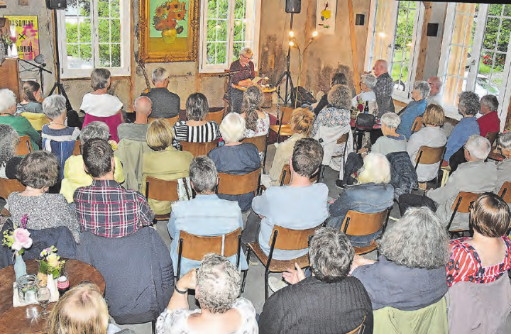 Die Zuhörer lauschten andächtig: Tinu Heiniger las aus «Geradewegs dem Erdinnern zu». (Bilder: Alfred Weigel)