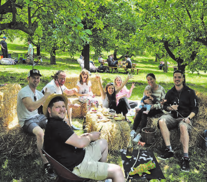 Gemütliches Beisammensein im Obstgarten Morgestärn: Das Picknick lädt zum Verweilen ein. (Bild: zVg.)