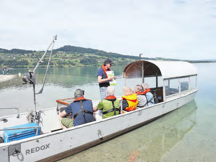 Direkt vor Ort erfuhren Teilnehmende, wie man Planktonproben entnimmt und die Arbeit mit einer Multiparametersonde funktioniert.