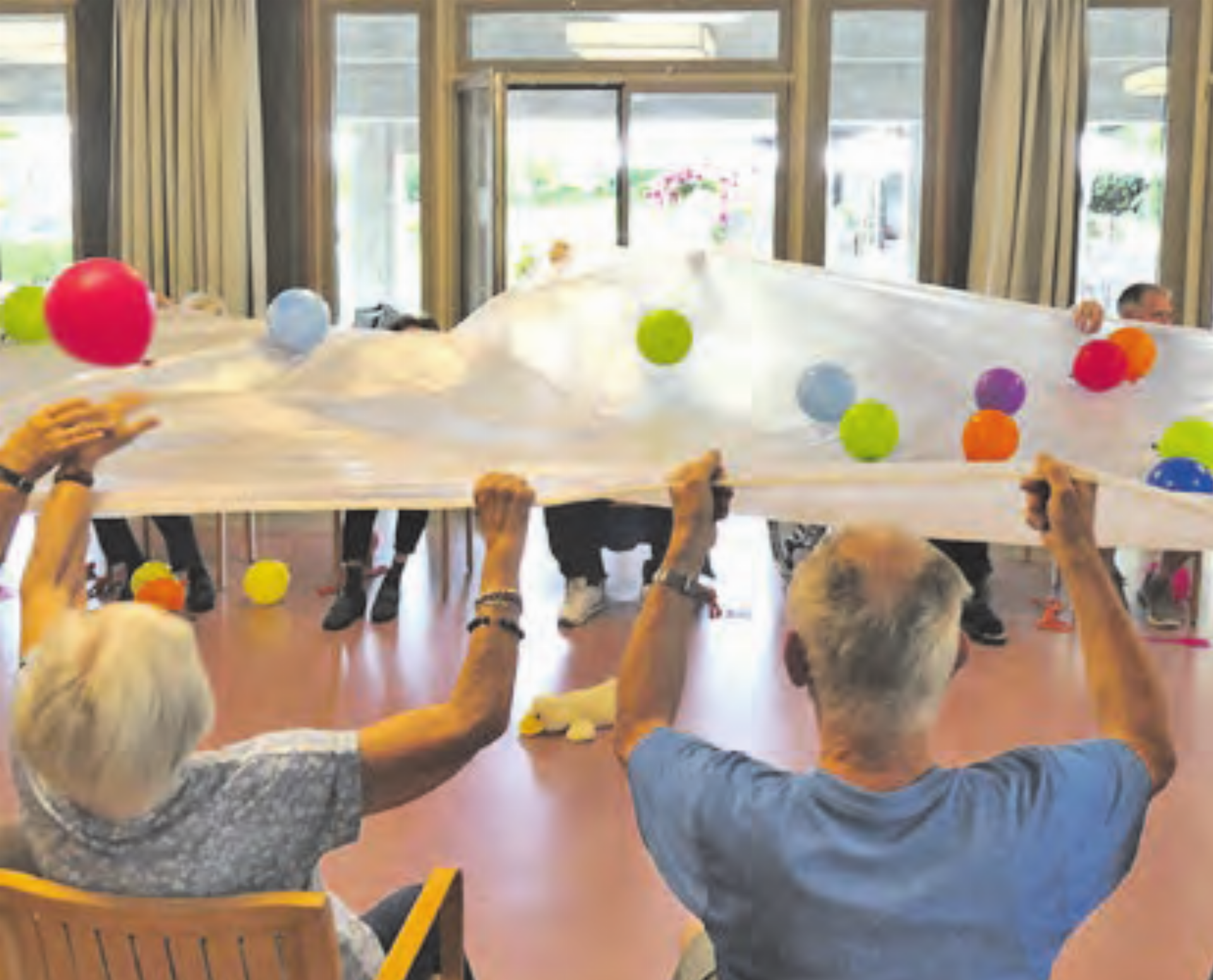 Luftballons über die Folie tanzen zu lassen macht dank dem Bild der vielen Farben doppelt Spass. (Bild: zVg.) - Das Bild wird blockiert. – Möglicherweise durch einen aktiven Adblocker.