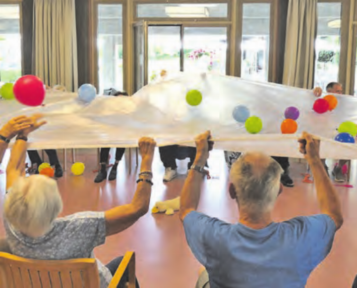 Luftballons über die Folie tanzen zu lassen macht dank dem Bild der vielen Farben doppelt Spass. (Bild: zVg.)