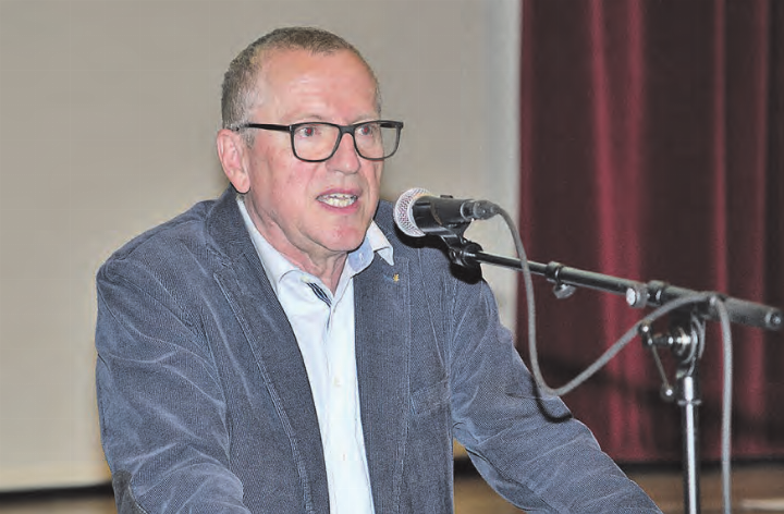 Gemeindeammann Niklaus Boss erläuterte die Vorteile einer Auflösung der Ortsbürgergemeinde. (Bilder: Kathrin Aerni) Gemeindeammann Niklaus Boss erläuterte die Vorteile einer Auflösung der Ortsbürgergemeinde. (Bilder: Kathrin Aerni)
