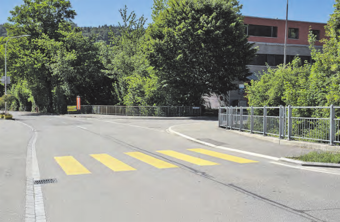 Der Engpass der Schmittengasse auf Höhe des Fussgängerstreifens muss beseitigt werden: Damit die Sicherheit aller Verkehrsteilnehmenden gewährleistet ist. Der Engpass der Schmittengasse auf Höhe des Fussgängerstreifens muss beseitigt werden: Damit die Sicherheit aller Verkehrsteilnehmenden gewährleistet ist.