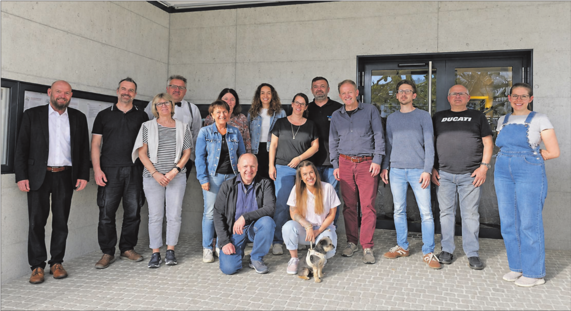 Von links nach rechts stehend: Bruno Rudolf, Hannes Müller, Beatrice Kleeb, Andre Weingartner, Brigitte Bottino, Sonja Ramer, Larissa Murer, Karin Weber, Zoran Biljesko, Ruedi Lehnherr, Severin Häfeli, Peter Whisky Leutwyler, Irena Merz. Von links nach rechts kniend: Pius Flury, Melissa Gloor. Es fehlt auf dem Foto: Beat Gutzwiller (Bild: zVg.) - Das Bild wird blockiert. – Möglicherweise durch einen aktiven Adblocker.