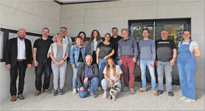 Von links nach rechts stehend: Bruno Rudolf, Hannes Müller, Beatrice Kleeb, Andre Weingartner, Brigitte Bottino, Sonja Ramer, Larissa Murer, Karin Weber, Zoran Biljesko, Ruedi Lehnherr, Severin Häfeli, Peter Whisky Leutwyler, Irena Merz. Von links nach rechts kniend: Pius Flury, Melissa Gloor. Es fehlt auf dem Foto: Beat Gutzwiller (Bild: zVg.)