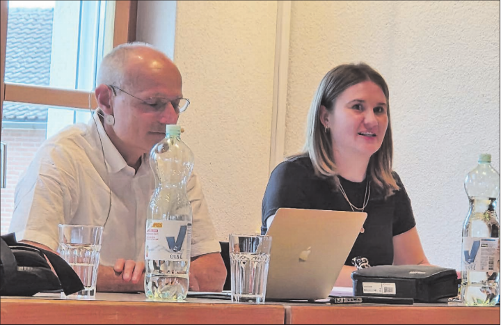 Die junge Gemeindeschreiberin Yasmin Pfändler zeigte sich bereits als fachkompetente Unterstützung für Gemeindeammann Daniel Heggli. (Bild: Cornelia Forrer)