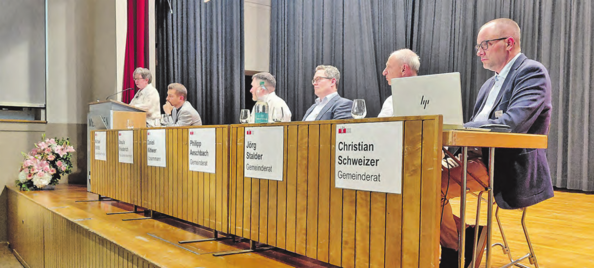 Zum ersten Mal in dieser Besetzung: Der neue Menziker Gemeinderat kam mit all seinen Anträgen durch. (Bild: Roland Marti) - Das Bild wird blockiert. – Möglicherweise durch einen aktiven Adblocker.