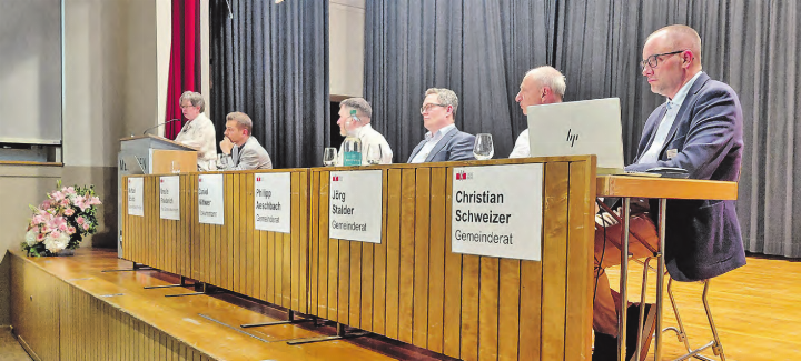 Zum ersten Mal in dieser Besetzung: Der neue Menziker Gemeinderat kam mit all seinen Anträgen durch. (Bild: Roland Marti) Zum ersten Mal in dieser Besetzung: Der neue Menziker Gemeinderat kam mit all seinen Anträgen durch. (Bild: Roland Marti)