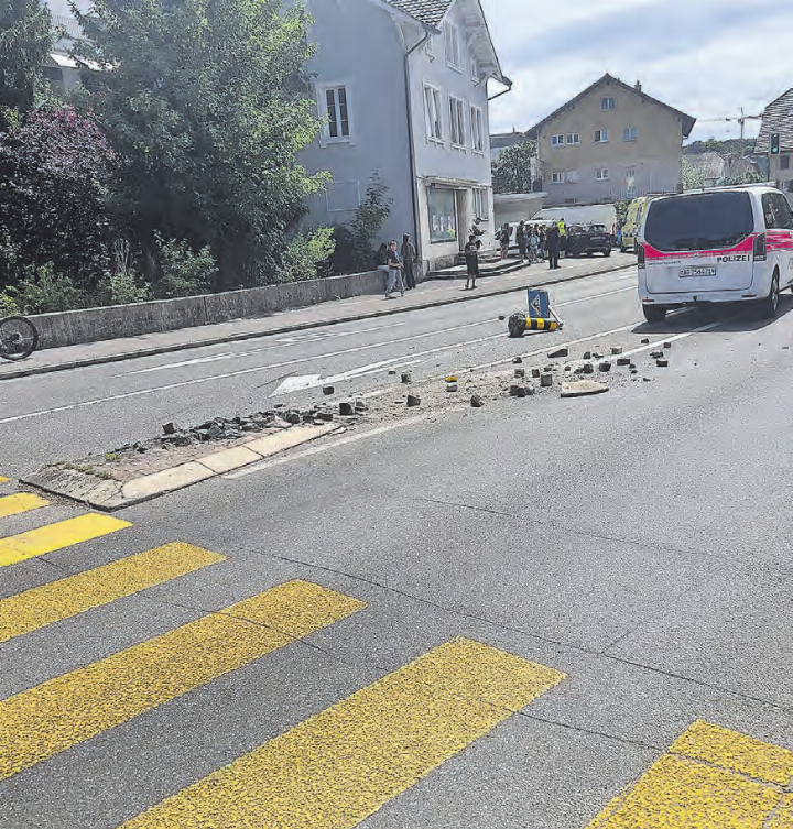 Die Unfallverursacherin rammte das Schild auf der Insel. Trotz viel Verkehr wurden keine unbeteiligten Personen verletzt. (Bild: Remo Conoci)