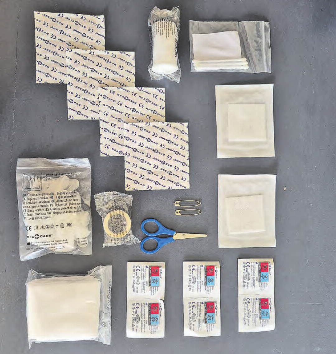 Eine Notfallapotheke ist in jeder Apotheke erhältlich und beinhaltet das Wichtigste für kleinere Wunden. (Bild: Janine Flückiger) Eine Notfallapotheke ist in jeder Apotheke erhältlich und beinhaltet das Wichtigste für kleinere Wunden. (Bild: Janine Flückiger)