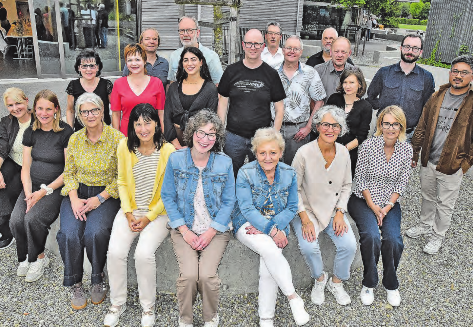 Vor dem Schulzentrum: Austretende und Jubilare stellen sich dem Fotografen. (Bilder: Alfred Weigel) - Das Bild wird blockiert. – Möglicherweise durch einen aktiven Adblocker.
