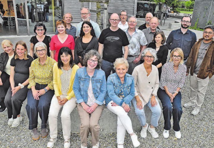 Vor dem Schulzentrum: Austretende und Jubilare stellen sich dem Fotografen. (Bilder: Alfred Weigel)