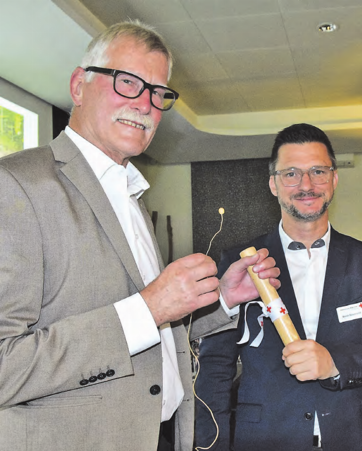Stabwechsel beim SRK Aargau: Hans Rösch (li.) heisst Beat Bechtold herzlich willkommen. (Bilder: Frieda Steffen)