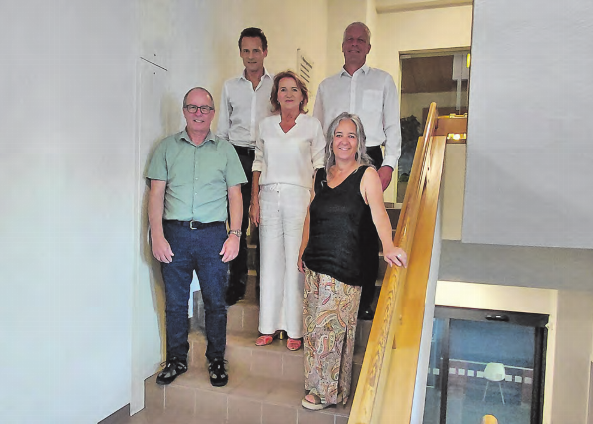 Hochkarätige Kompetenz am Werk: In den letzten Monaten arbeiteten (v.l.) Jules Giger, Peter Walz, Renate Gautschy, Jürg Neuenschwander und Jacqueline Widmer am Projekt «Jugend- und Familienberatung». Es fehlt: Thomas Pierrehumbert. (Bild: Roland Marti) - Das Bild wird blockiert. – Möglicherweise durch einen aktiven Adblocker.