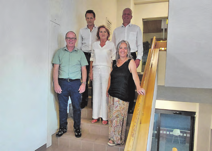 Hochkarätige Kompetenz am Werk: In den letzten Monaten arbeiteten (v.l.) Jules Giger, Peter Walz, Renate Gautschy, Jürg Neuenschwander und Jacqueline Widmer am Projekt «Jugend- und Familienberatung». Es fehlt: Thomas Pierrehumbert. (Bild: Roland Marti)