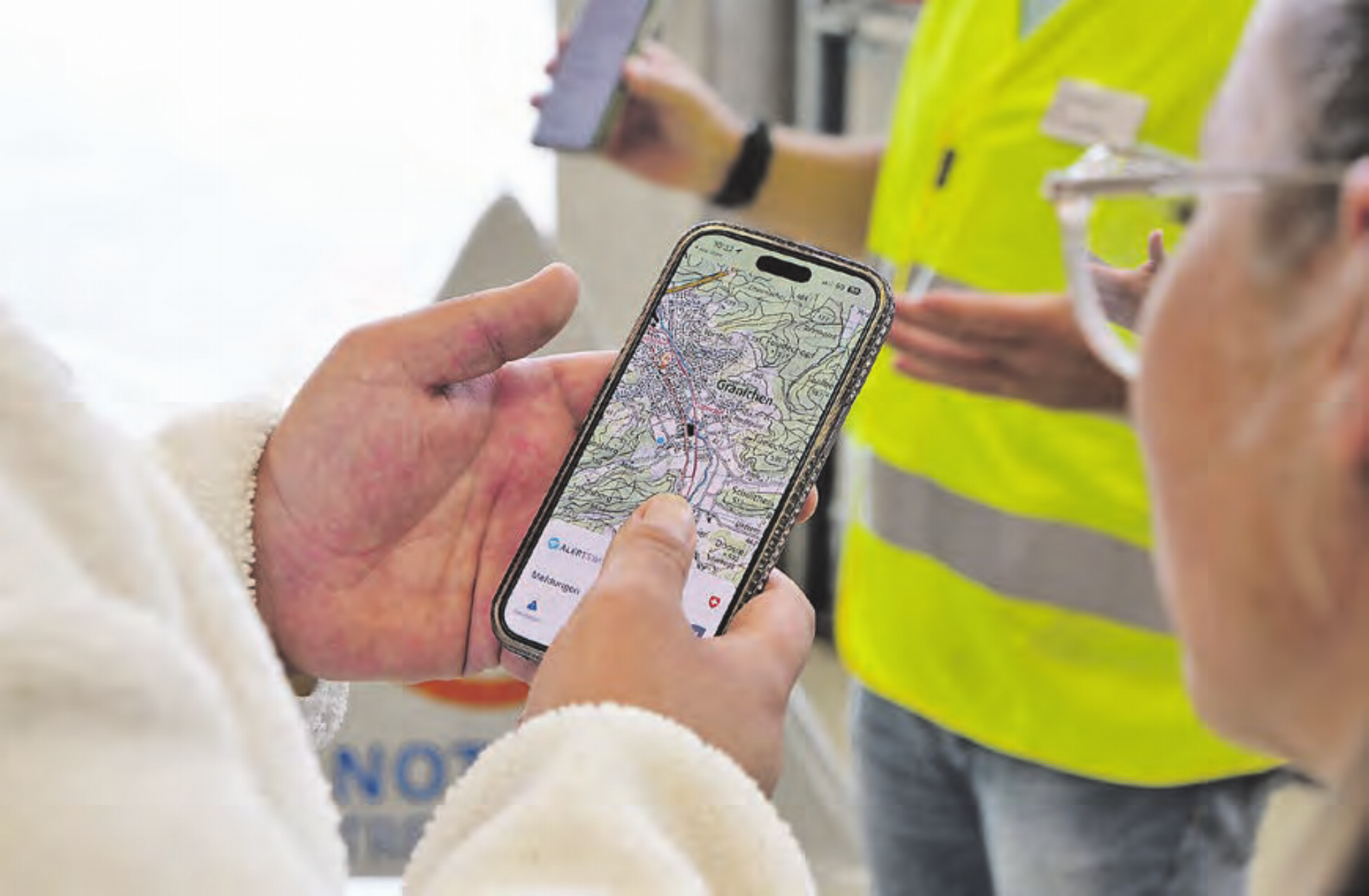 Teilnehmende testen die Alert Swiss App an der Sicherheitsveranstaltung in Gränichen. (Bilder: RFO aargauSüd/Maurice Velati) - Das Bild wird blockiert. – Möglicherweise durch einen aktiven Adblocker.