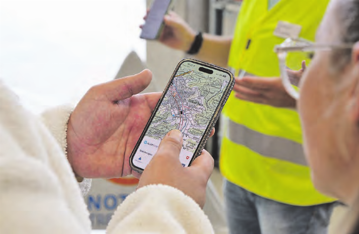 Teilnehmende testen die Alert Swiss App an der Sicherheitsveranstaltung in Gränichen. (Bilder: RFO aargauSüd/Maurice Velati)
