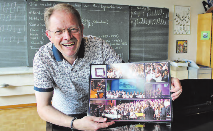 Ruedi Lehnherr hat so manches Erinnerungsstück aus seinen Jahren als Lehrer -– und freut sich über jedes einzelne. (Bild: Graziella Jämsä)