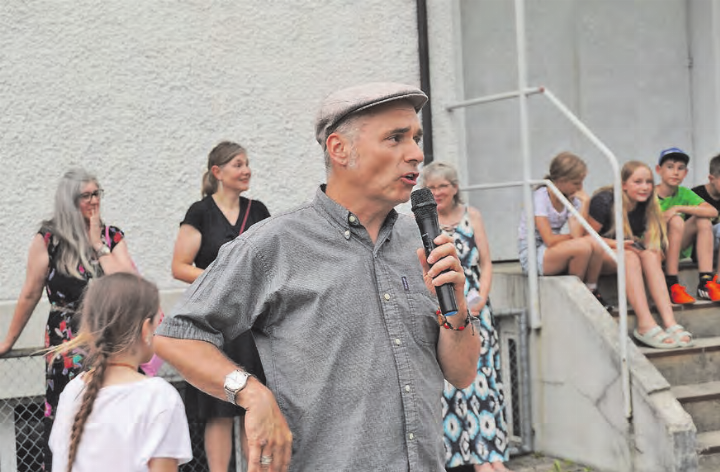 Zeigte, wie es geht: Der Künstler Pirmin Breu ist stolz auf die Kreationen, die entstanden sind.