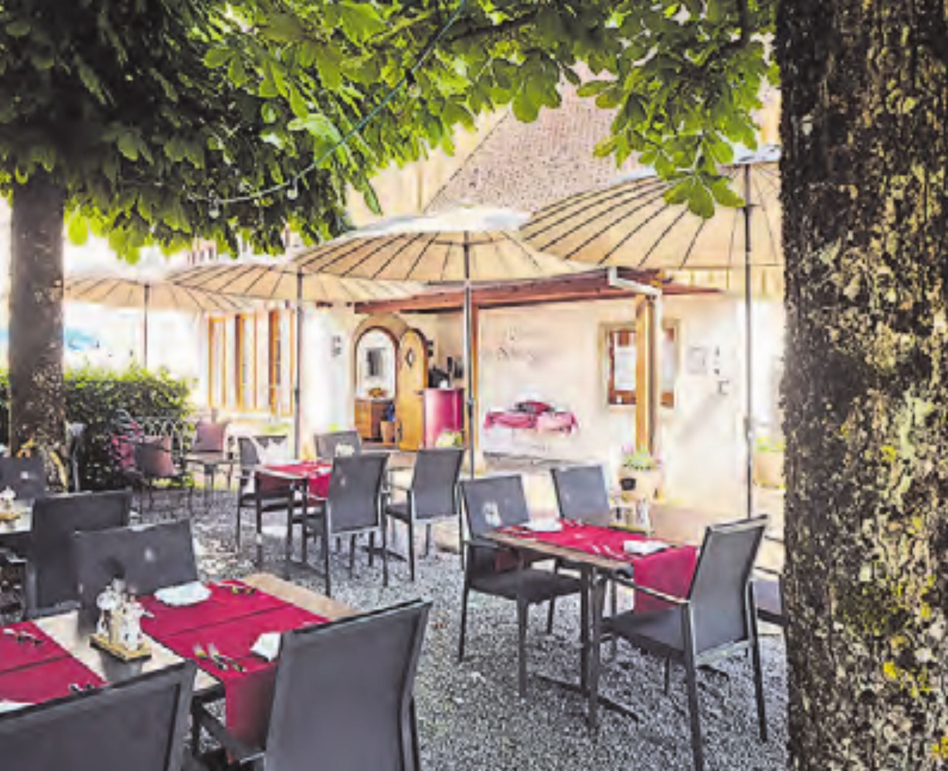 Lauschig unter den Kastanienblättern: Die Gartenterrasse lädt zum Verweilen ein. - Das Bild wird blockiert. – Möglicherweise durch einen aktiven Adblocker.
