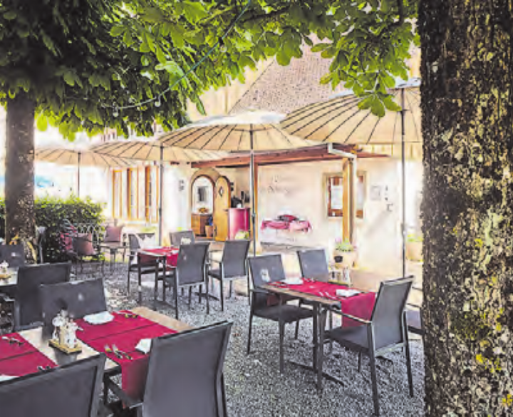 Lauschig unter den Kastanienblättern: Die Gartenterrasse lädt zum Verweilen ein.