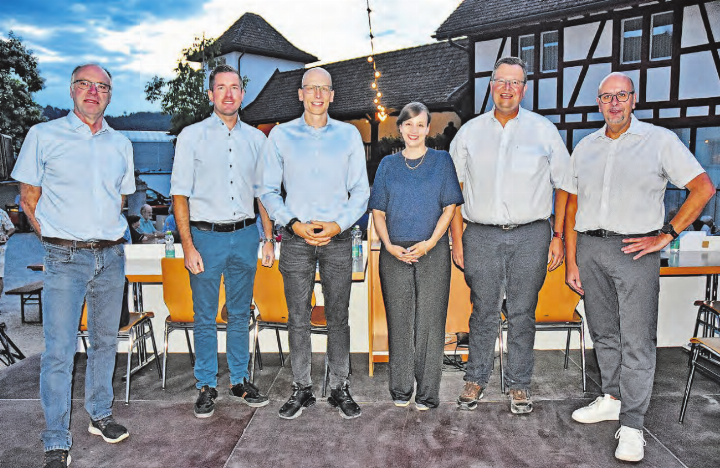 Der Gemeinderat nach Beendigung des offiziellen Teils: Andres Wälty, Gemeindeschreiber Dario Steinmann, Patrick Müller, Silvana Walther, Daniel Wehrli und Gemeindeammann Thomas Buchschacher von links. (Bilder: Alfred Weigel)